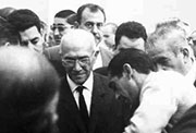 Alejandro Ramos Folqués presencia en 1965 el desembalaje de la Dama de Elche a su llegada a la ciudad de Elche.