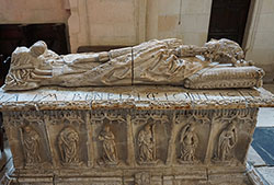 Sepulcro de Alfonso de Cartagena en la Capilla de la Visitación de la catedral de Burgos (Fuente: Equipo ACOC - Alfonso de Cartagena. Obras Completas).