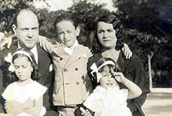En la Dehesa de la Villa de Madrid, con sus padres y hermanas, años 30.