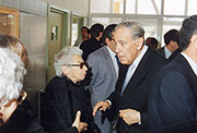 Alonso Zamora Vicente con su esposa, M.ª Josefa Canellada, en la Universidad de Extremadura.