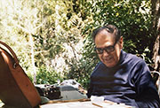 Alonso Zamora Vicente en el jardín de su casa de El Escorial, trabajando en su libro «Vegas Bajas».