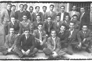 Ángel González (segundo de la derecha, empezando por la parte inferior) entre sus compañeros de bachillerato.