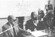 En un acto junto a J.M. Caballero Bonald y Emilio Alarcos Llorach en Oviedo (1987).