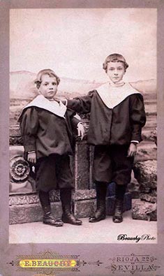 Antonio y Manuel Machado en 1893. Fotografía: Emilio Beauchy Cano, Archivo familia Machado (Fuente: Imagen cortesía de Beauchy Photo: Fotoperiodismo del siglo XIX-XX).