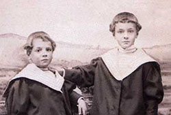 Antonio y Manuel Machado en 1893. Fotografía: Emilio Beauchy Cano, Archivo familia Machado (Fuente: Imagen cortesía de Beauchy Photo: Fotoperiodismo del siglo XIX-XX).