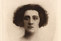 Pilar Valderrama hacia 1928. Fotografía: Publicada en Pilar Valderrama, «Huerto cerrado», Madrid, s. n., s. a. (Fuente: Imagen cortesía de la Biblioteca Tomás Navarro Tomás - CCHS-CSIC).