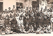 Entre los profesores y alumnos del Colegio «Santo Tomás de Aquino» de Tomelloso, hacia 1944.