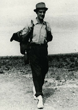 Camilo José Cela caminando en su viaje a la Alcarria, 1946 (Fuente: Fundación Pública Gallega Camilo José Cela. Localización: Biblioteca Virtual del Patrimonio Bibliográfico).