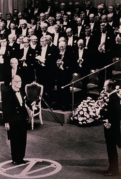 Camilo José Cela en la entrega del Premio Nobel de Literatura, 1989 (Fuente: Fundación Pública Gallega Camilo José Cela. Localización: Biblioteca Virtual del Patrimonio Bibliográfico).