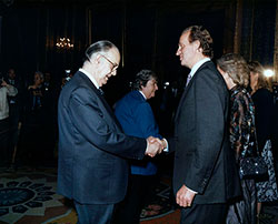Camilo José Cela saluda al Rey don Juan Carlos I, 1987 (Fuente: Fundación Pública Gallega Camilo José Cela. Localización: Biblioteca Virtual del Patrimonio Bibliográfico).