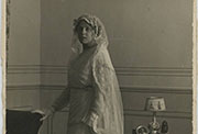 Camila Trulock vestida de novia, 1915 (Fuente: Fundación Pública Gallega Camilo José Cela. Localización: Biblioteca Virtual del Patrimonio Bibliográfico).
