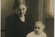 Camilo José Cela en brazos de su madre, 1916 (Fuente: Fundación Pública Gallega Camilo José Cela. Localización: Biblioteca Virtual del Patrimonio Bibliográfico).