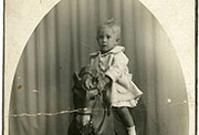 Camilo José Cela niño montado en caballito de madera, 1918 (Fuente: Fundación Pública Gallega Camilo José Cela. Localización: Biblioteca Virtual del Patrimonio Bibliográfico).