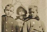 Camilo José Cela en El Escorial con sus primos Camilo, Nina y Jacobo, 1921 (Fuente: Fundación Pública Gallega Camilo José Cela. Localización: Biblioteca Virtual del Patrimonio Bibliográfico).