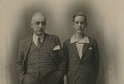 Camilo José Cela adolescente con su padre, 1931 (Fuente: Fundación Pública Gallega Camilo José Cela. Localización: Biblioteca Virtual del Patrimonio Bibliográfico).