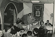 Camilo José Cela en el Centro Gallego de Caracas, 1953 (Fuente: Fundación Pública Gallega Camilo José Cela. Localización: Biblioteca Virtual del Patrimonio Bibliográfico).