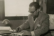 Camilo José Cela en Port de Pollença escribiendo «La catira», 1954 (Fuente: Fundación Pública Gallega Camilo José Cela. Localización: Biblioteca Virtual del Patrimonio Bibliográfico).