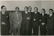 Camilo José Cela con Luis Rosales y Leopoldo Panero, entre otros, 1960 (Fuente: Fundación Pública Gallega Camilo José Cela. Localización: Biblioteca Virtual del Patrimonio Bibliográfico).