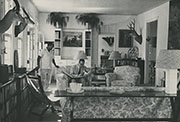 Camilo José Cela en casa de Hemingway en La Habana, 1965 (Fuente: Fundación Pública Gallega Camilo José Cela. Localización: Biblioteca Virtual del Patrimonio Bibliográfico).