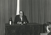 Camilo José Cela en el Instituto de España en Roma, 1984 (Fuente: Fundación Pública Gallega Camilo José Cela. Localización: Biblioteca Virtual del Patrimonio Bibliográfico).