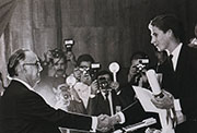 Camilo José Cela recibiendo el Premio Príncipe de Asturias de las Letras, 1986 (Fuente: Fundación Pública Gallega Camilo José Cela. Localización: Biblioteca Virtual del Patrimonio Bibliográfico).