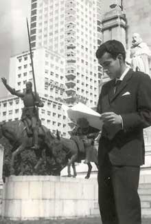 Arturo Corcuera en la Plaza de España de Madrid en 1966 (Fuente: Archivo de la familia Corcuera-Andrino)