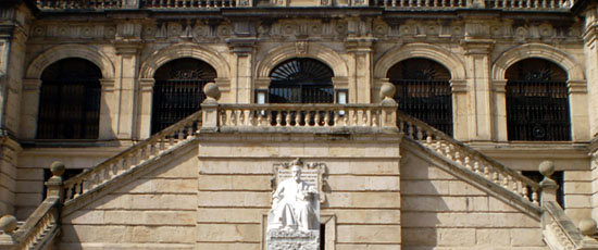 Fachada de acceso a la Biblioteca de Menéndez Pelayo en Santander.