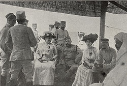 Carmen de Burgos acompañada por su hermana en Lusitania (Fuente: «La Actualidad»).