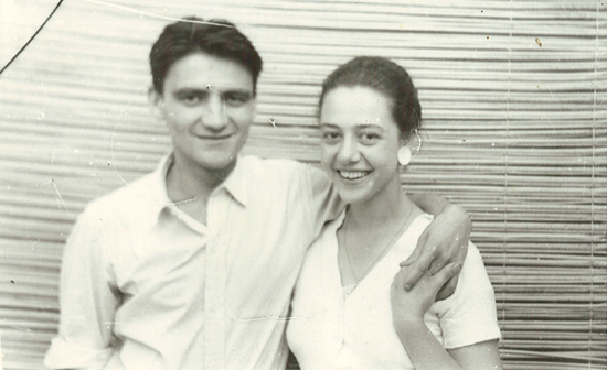  Daniel Moyano e Irma Capellino recién casados en el patio de la primera casa que tuvieron en La Rioja en 1960 
 Fuente: Imagen cortesía de la familia Moyano 