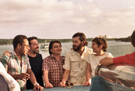  Daniel Moyano con Julio Cortázar y su esposa Carol Dunlop, entre otros, en La Habana en 1980 
 Fuente: Imagen cortesía de la familia Moyano 