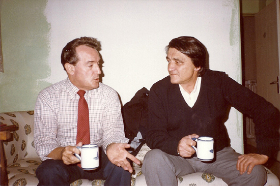  Daniel Moyano con su traductor al inglés Herbert Francis en Madrid en 1988 
 Fuente: Imagen cortesía de la familia Moyano 