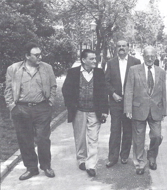  Daniel Moyano, paseando por el Campo de San Francisco de Oviedo junto a Juan José Saer, Arturo Azuela y José María Martínez Cachero, durante   los  Encuentros Hispanoamericanos  II   en 1991 
 Fuente: Imagen cortesía de la familia Moyano 