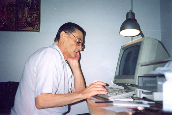  Daniel Moyano escribiendo en su casa de Madrid en junio de 1992 
 Fuente: Imagen cortesía de la familia Moyano 