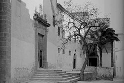 Façana del convent d'Agustinas Descalzas a Dénia. Fotografia d'Antonio Pasaporte «Loty» cap a 1927-1936.