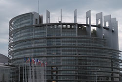 Exterior del complejo de edificios del Parlamento Europeo en Estrasburgo. La ciudad se encuentra entre Francia y Alemania. Simboliza la reconciliación de Europa entre las dos grandes guerras mundiales.