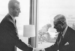 El príncipe Juan Carlos saluda a Jean Rey, presidente de la Comunidad Económica Europea, durante su visita a las instituciones europeas en Bruselas, el 6 de diciembre de 1969.