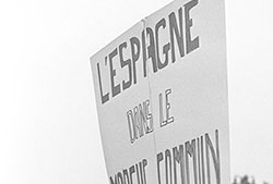 Pancarta frente al Ayuntamiento de París, en francés, de apoyo a la petición de entrada de España en la Comunidad Económica Europea, durante la primera visita oficial de Estado de los Reyes de España a Francia. París, 27 de octubre de 1976.