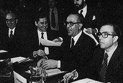 Leopoldo Calvo-Sotelo (Madrid, 1926 - Pozuelo de Alarcón, 2008), Ministro de Relaciones con las Comunidades Europeas, en el acto de apertura oficial de las negociaciones para la adhesión de España a las Comunidades Europeas. Bruselas, 5 de febrero de 1979.