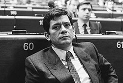 Enrique Barón Crespo (Madrid, 1944) es elegido Presidente del Parlamento Europeo el 25 de julio de 1989, permaneciendo en el cargo hasta el 13 de enero de 1992.