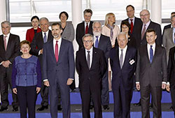Felipe VI con autoridades europeas en Bruselas: Jean-Claude Juncker, presidente de la Comisión Europea; José Manuel García-Margallo, ministro español de Asuntos Exteriores y Cooperación; Íñigo Méndez de Vigo, secretario de Estado para la Unión Europea, y algunos comisarios europeos, 15 de abril de 2015.