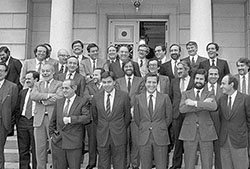 Felipe González, presidente del Gobierno, con los miembros de la Comisión que culminó la negociación del Tratado de adhesión de España a la Comunidad Económica Europea. Palacio de la Moncloa, 29 de marzo de 1985.