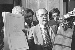 Fernando Morán, ministro de Asuntos Exteriores, enseña, a los medios de comunicación, los documentos del Tratado de adhesión de España a la Comunidad Económica Europea. Madrid, 11 de junio de 1985.