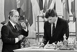 Felipe González, presidente del Gobierno, firma el Tratado de adhesión de España a la Comunidad Económica Europea, ante la mirada de Fernando Morán y Manuel Marín. Palacio Real de Madrid, 12 de junio de 1985.