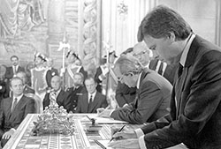 Felipe González firma el Tratado de adhesión de España a la Comunidad Económica Europea, junto a Fernando Morán. Palacio Real de Madrid, 12 de junio de 1985.