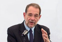 Javier Solana en una conferencia de prensa, cuya figura aglutina una extensa carrera política en el Gobierno español y en la Unión Europea.