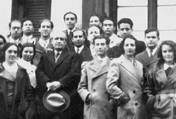 María Zambrano con un grupo de estudiantes, y José Ortega y Gasset, entre otros, a finales de los años veinte. Fuente: Imagen por cortesía de la Fundación María Zambrano.