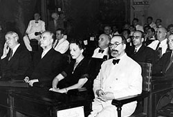 María Zambrano con Francisco Giner de los Ríos y Xirau en el Aula Magna de la Universidad de La Habana (septiembre de 1943). Fuente: Imagen por cortesía de la Fundación María Zambrano.