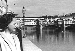 María Zambrano en Florencia, junto al Arno y el ponte Vecchio al fondo. Fuente: Imagen por cortesía de la Fundación María Zambrano.