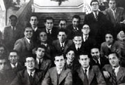 1941. Último año del bachillerato en el Instituto Goya de Zaragoza. Fernando Lázaro es el tercero por la derecha de la fila superior. A su izquierda, Félix Monge; en la segunda fila, el segundo por la izquierda es Manuel Alvar López.