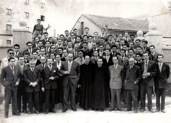 1951. Con los colegiales del  Colegio Mayor San Bartolomé , de Salamanca, del que era director.